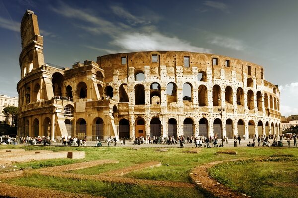 El Coliseo romano en un clima soleado con turistas