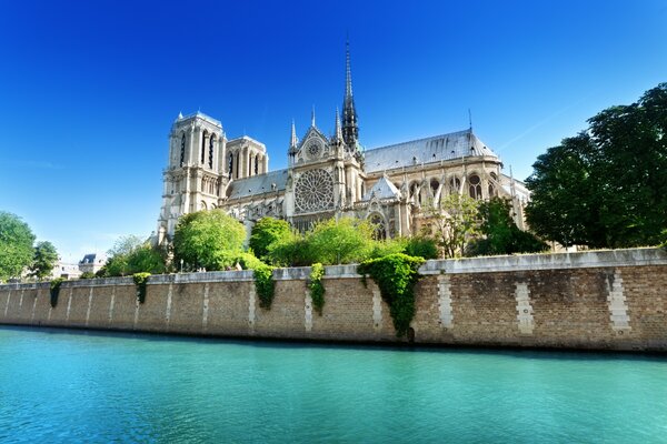 Belle église catholique près de l eau