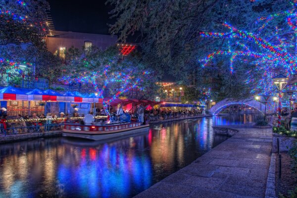 Noche de Navidad en las luces festivas de la ciudad