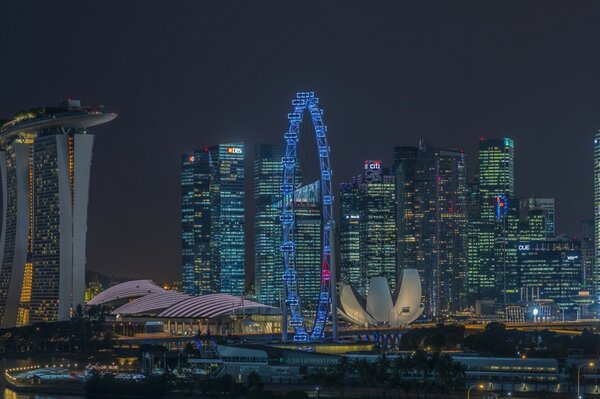 Noche de Singapur vista de los rascacielos