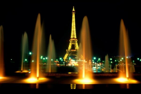 Torre Eiffel di Parigi notturna