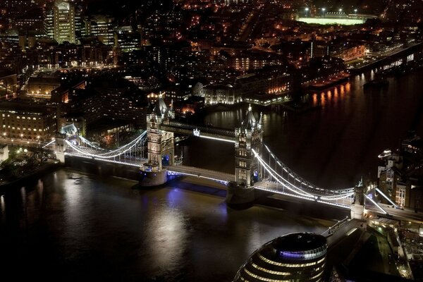 London Tower Bridge dans la nuit