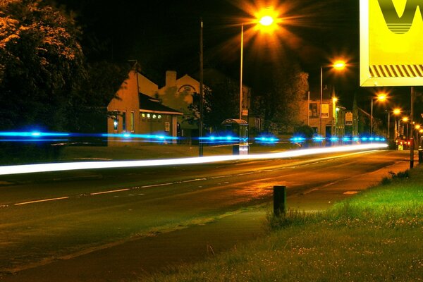 Ciudad nocturna, calle iluminada por linternas