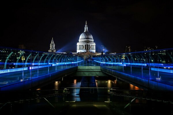 Vista de la casa blanca por la noche