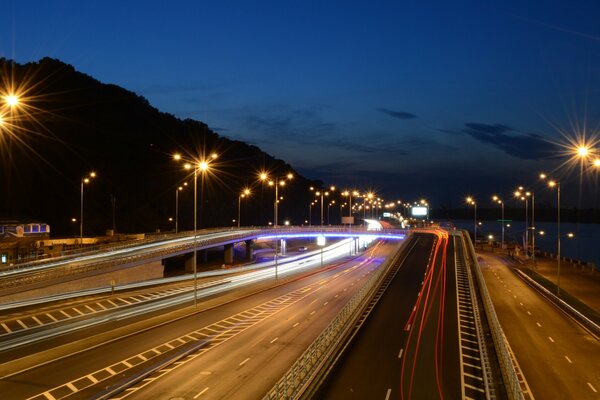 Circuit de nuit près des montagnes