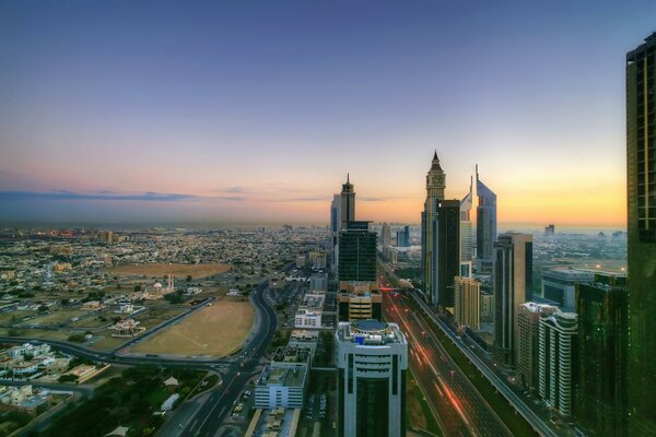 Dubai Central Park. Sonnenaufgang