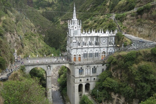 Un castillo en las montañas envuelto en hermosos bosques