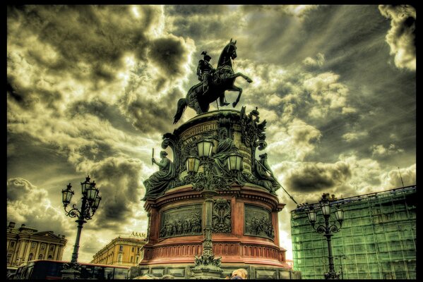 Skulptur eines Reiters auf einem Pferd in St. Petersburg