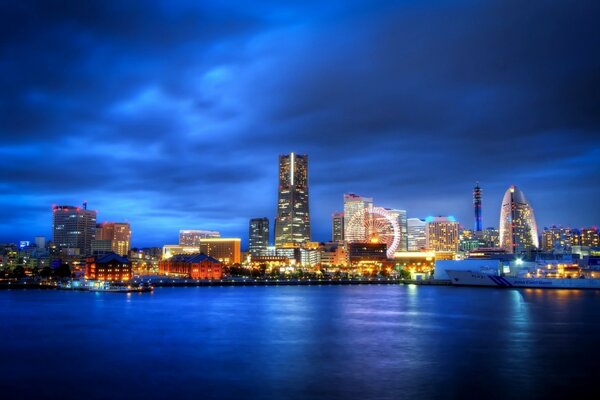 Las luces de la noche de Tokio en el reflejo de la bahía