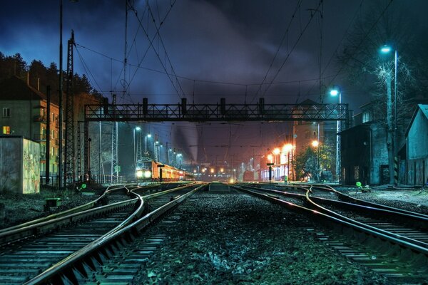 Caminos divergentes de la ciudad nocturna