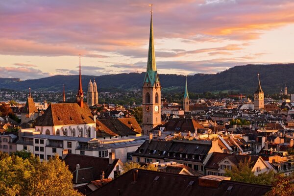 Schöne Stadt bei Sonnenuntergang