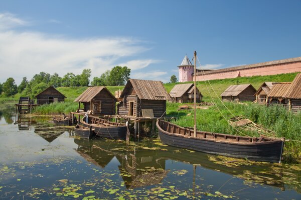 Boote am Flussufer im Dorf