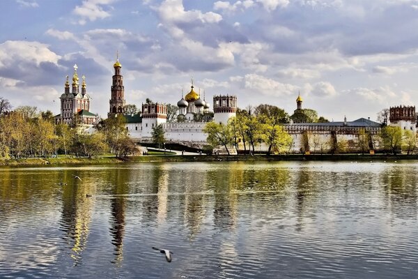 Église du jour de la rivière Moscou