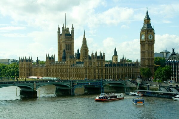 Großbritannien, Brücke und Schiffe