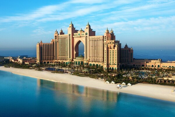 Ville de Dubaï, ciel bleu et mer