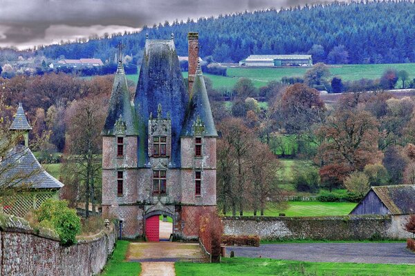 Château de conte de fées au pied de la forêt magique