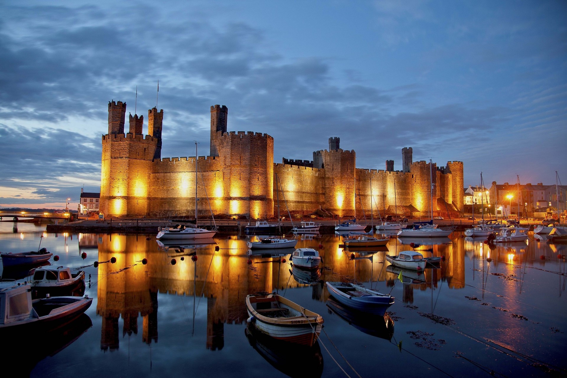 yachten reflexion england bucht schloss boote carnarvon castle