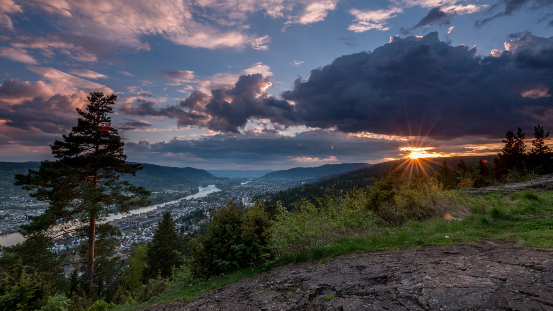 pendenza tramonto drammen norvegia panorama nuvole montagne alberi