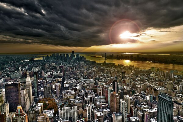 Blick auf die Stadt New York bei Sonnenuntergang von oben