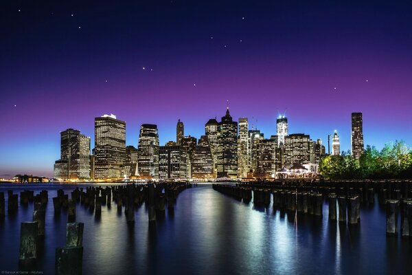 Nuit de New York avec un éclairage lumineux