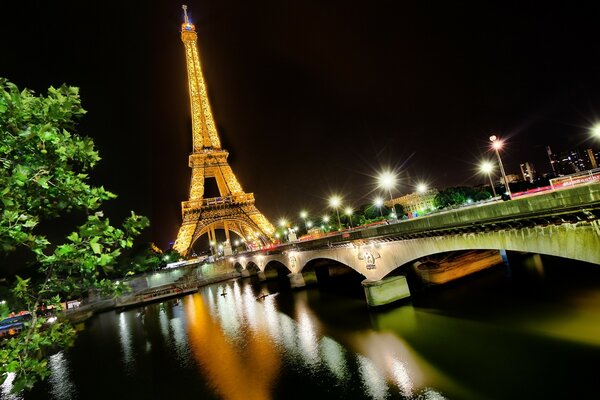 Paris in der Nacht und die Reflexion des Eiffelturms