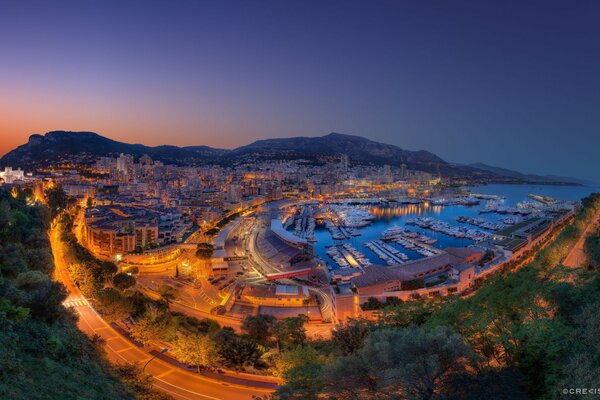 Lichter, Gebäude und Straßen von Monte Carlo bei Sonnenuntergang