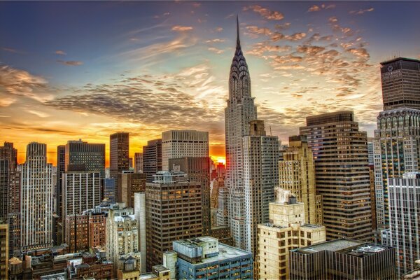 New Yorks hohe Gebäude bei Sonnenuntergang