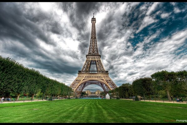 la tour Eiffel. Herbe verte et nuages