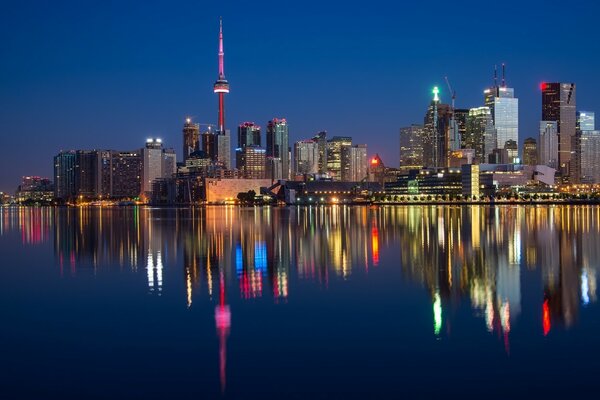 Toronto riflessione nella superficie dell acqua