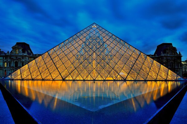 France Paris pyramide musée du Louvre