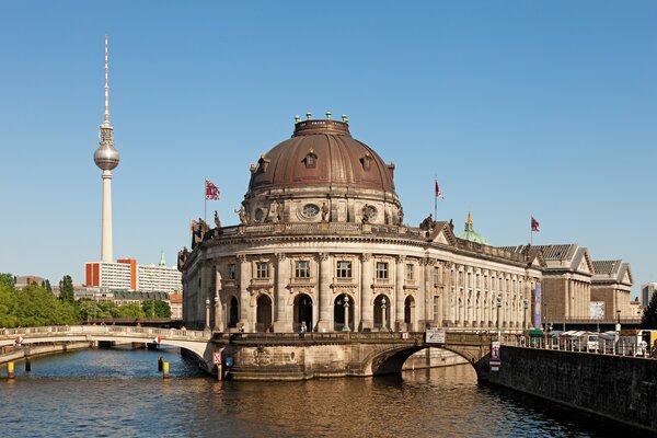 Schöne Vollmond-Brücke in Berlin