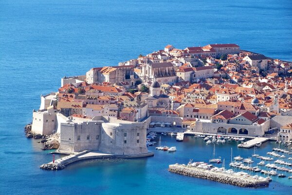 Dubrovnik ist ein Teil von Kroatien, das auf dem Wasser steht