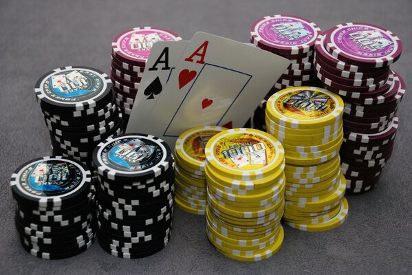 Cartes avec des jetons sur la table de poker