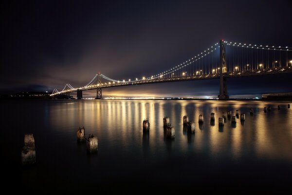 Puente luminoso sobre el río en San Francisco