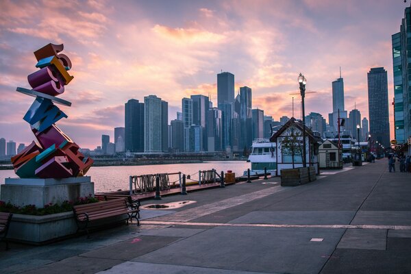 Temprano en la mañana en Chicago. Vista desde el paseo marítimo