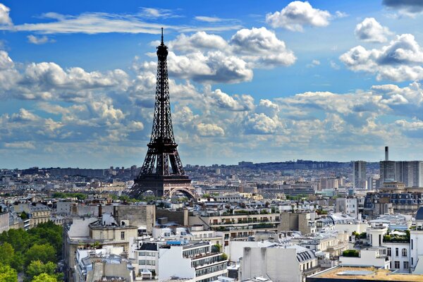 Eiffelturm in Paris am Nachmittag