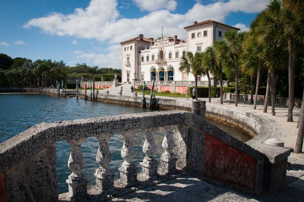 Costa a Miami castello e palme