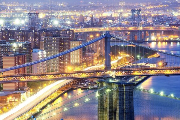 Puente de la ciudad de nueva York en la ciudad de la noche