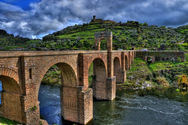 Pont de brique sur la rivière en couleurs vives