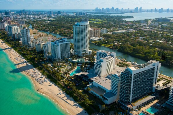 Vue aérienne ensoleillée de Miami