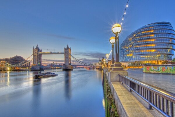 Ratusz w pobliżu Tower Bridge i Tamizy