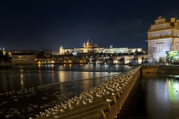 Nocne miasto Praga w Republice Czuwaskiej