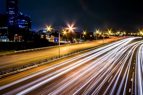 Nocna Autostrada na długich czasach otwarcia migawki