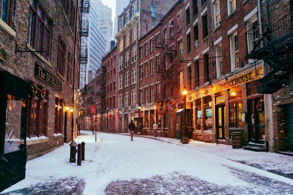 Manhattan innevata in una fredda serata