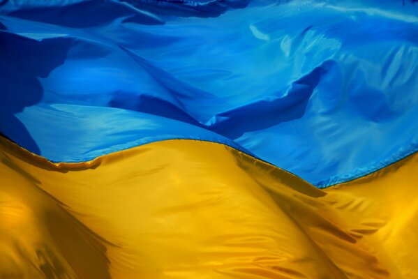 Gloire à l Ukraine. Majestueux drapeau jaune-bleu