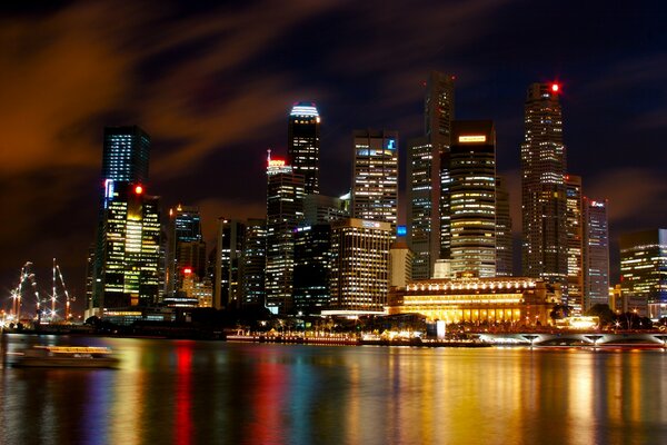 Imagen panorámica de la noche de Singapur