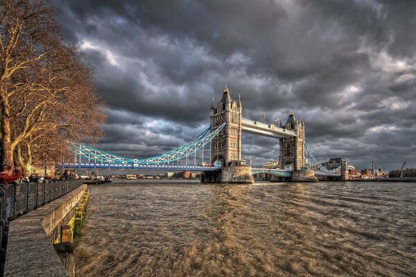 Nuvole temporalesche che incombono sul Tower Bridge