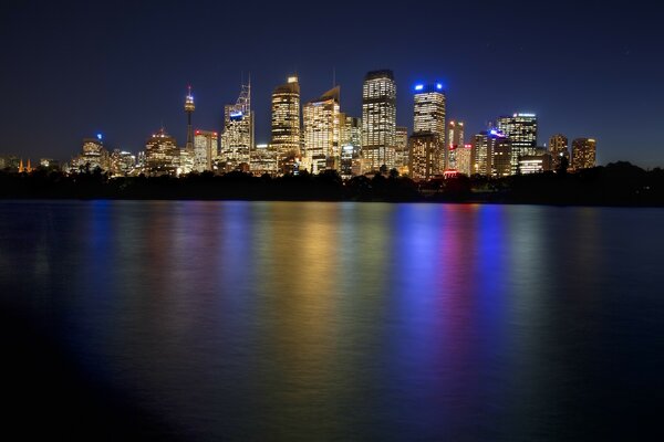 Australia i Sydney wieżowiec i zbiornik wodny