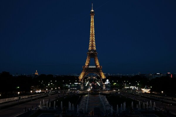 La torre Eiffel como luces de la noche de París