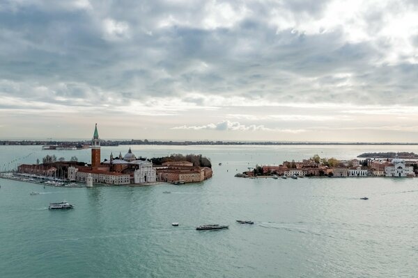 Una pequeña ciudad entre el agua en Venecia